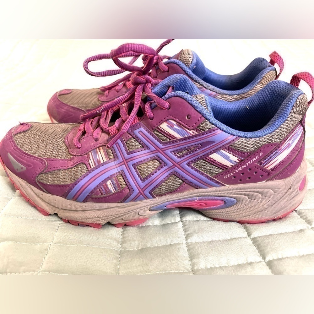 ASICS gel venture 5 running shoes, great condition, minor signs of wear. Size 9